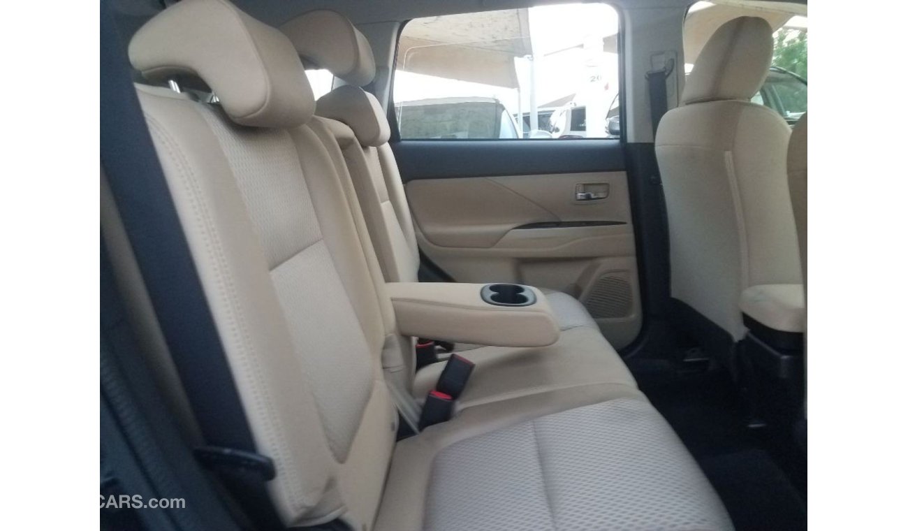 Mitsubishi Outlander 2016 GCC no accident very clean from the inside and outside It has a screen And