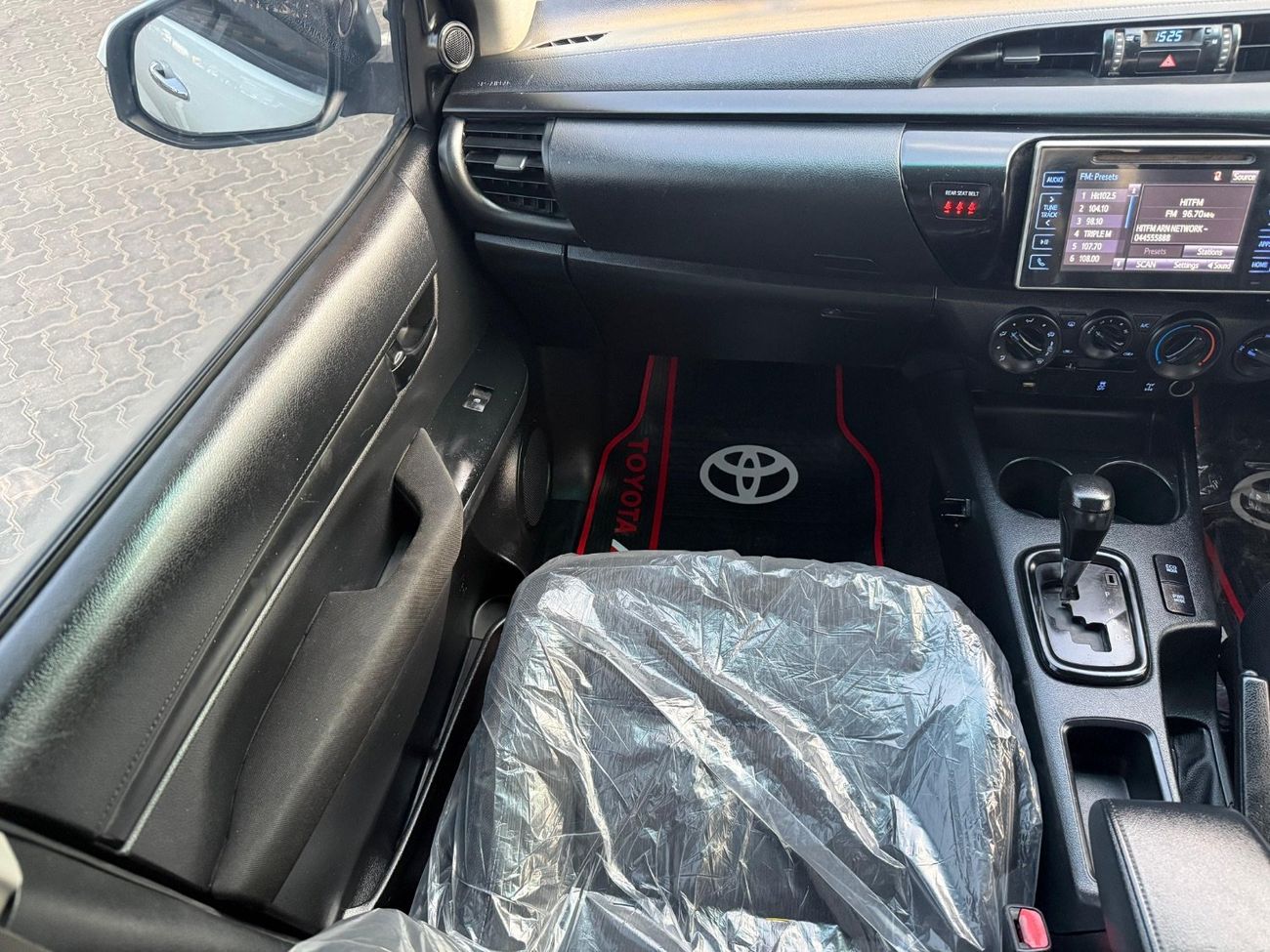 تويوتا هيلوكس SR Right Hand Drive