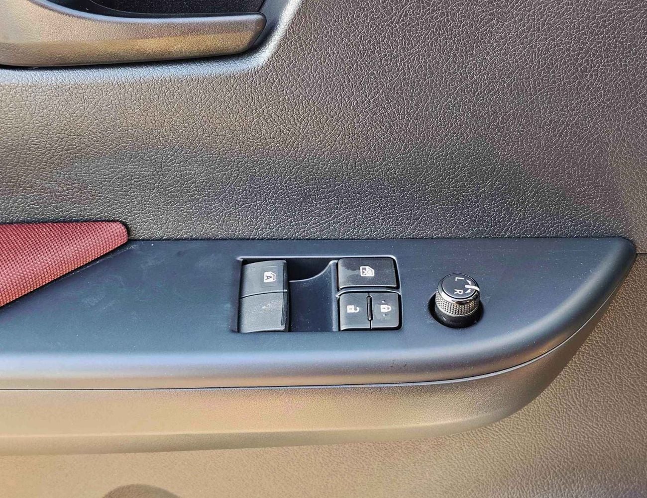 تويوتا هيلوكس SINGLE CABIN BASIC / 5 + 2 HOOKS LONG BODY / 2.4L DIESEL M/T / PWR WINDOWS (CODE # DMSC)