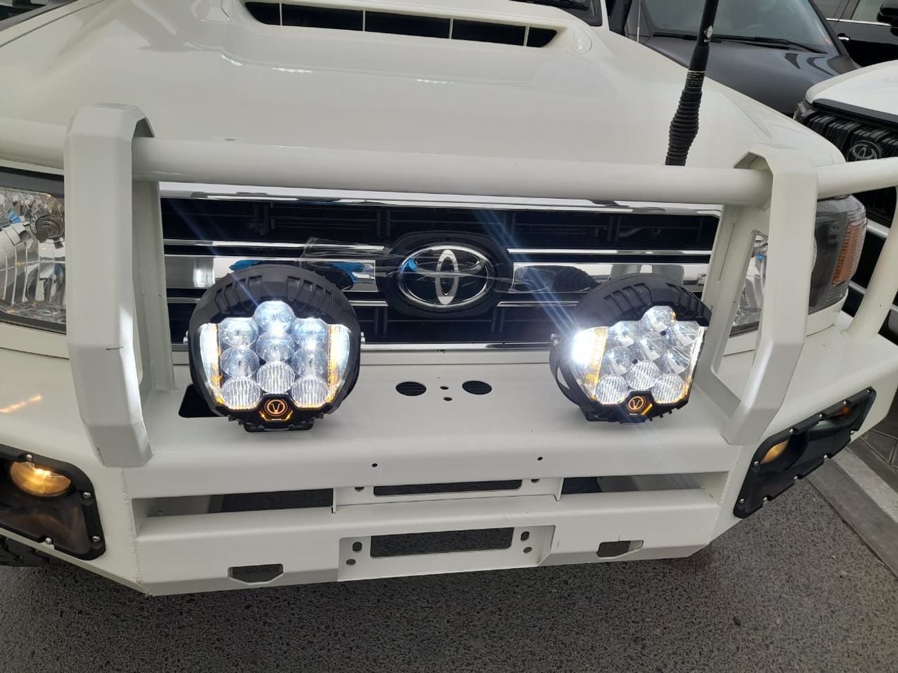 تويوتا لاند كروزر Right-Hand drive 3 door troop carrier V8 1VD diesel manual