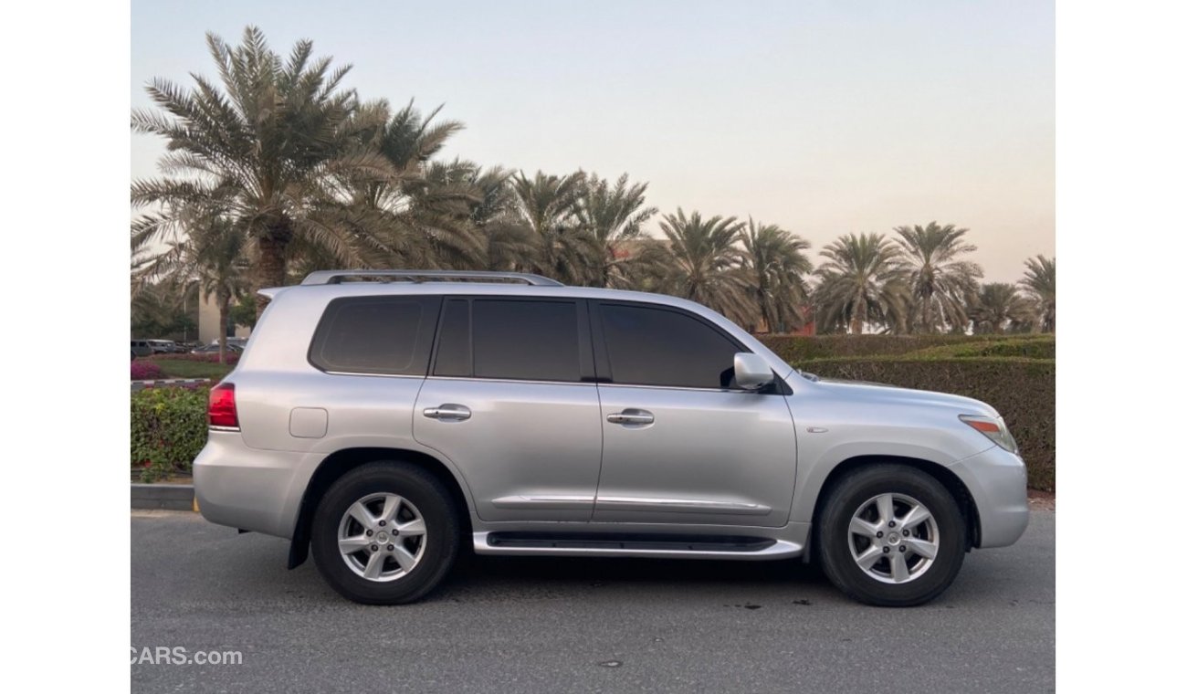 Lexus LX 570 exus LX 570 model 2011  G cc full options accident free original pant very very good condition clean