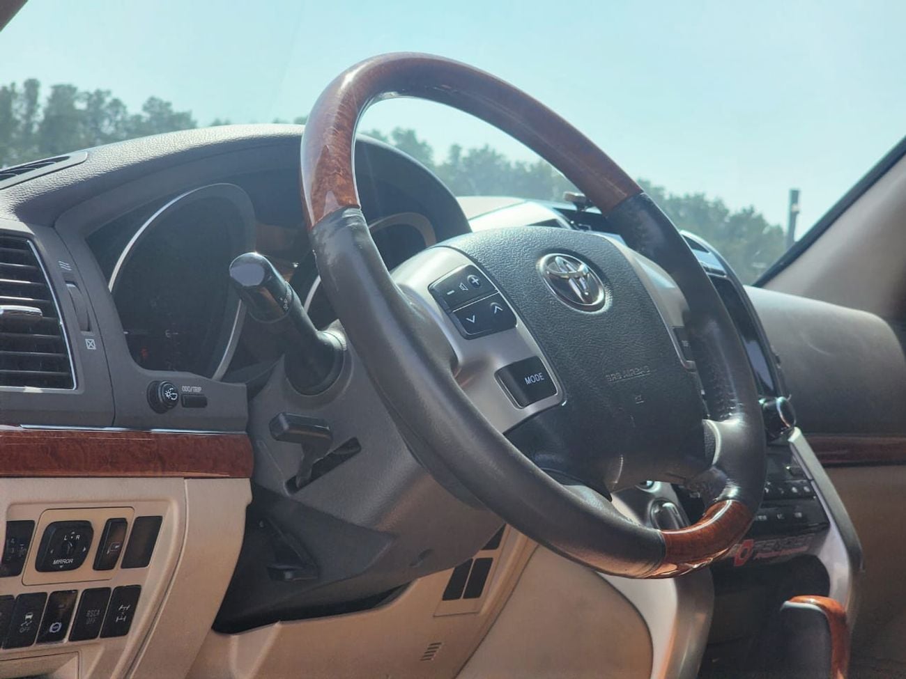 Toyota Land Cruiser VXR 5.7 L