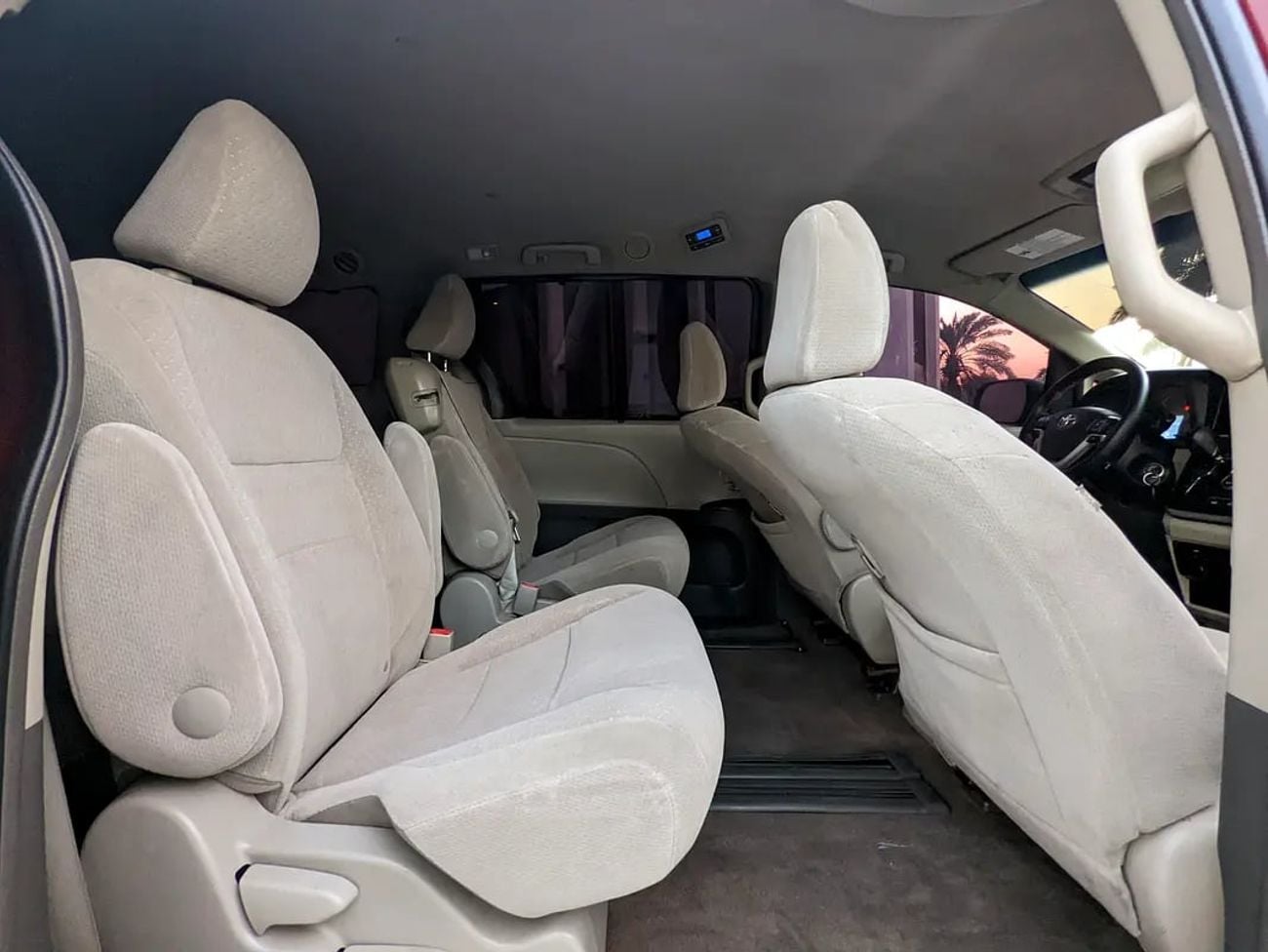 Toyota Sienna LE (NON GCC) Mid Option With Navigation In Perfect Condition 7 Seater Flawless Family Van