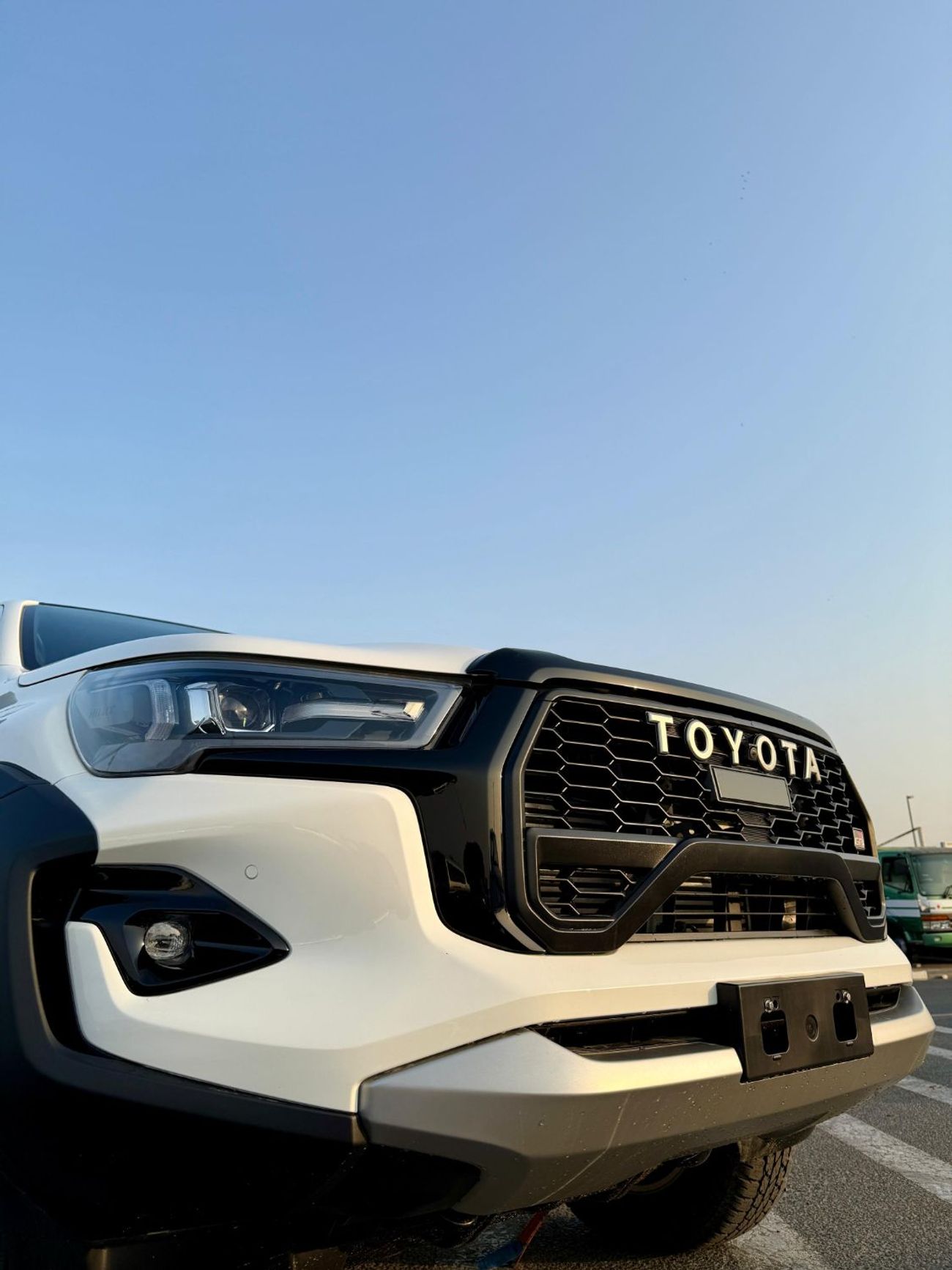 تويوتا هيلوكس TOYOTA HiLUX GR 2.8 DiESEL FuLL 2025 WHiTE