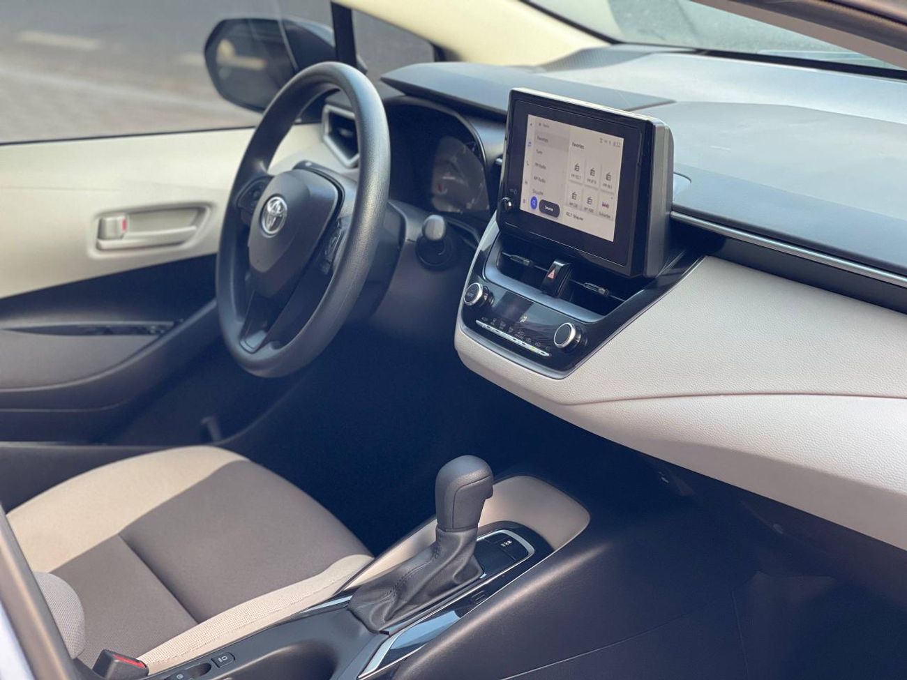 Toyota Corolla SE 2.0L LE / 2.0L V4 / LOW MILAGE / RADAR / ROAD ASSIST / BLIND SPOT / IN PERFECT CONDITION