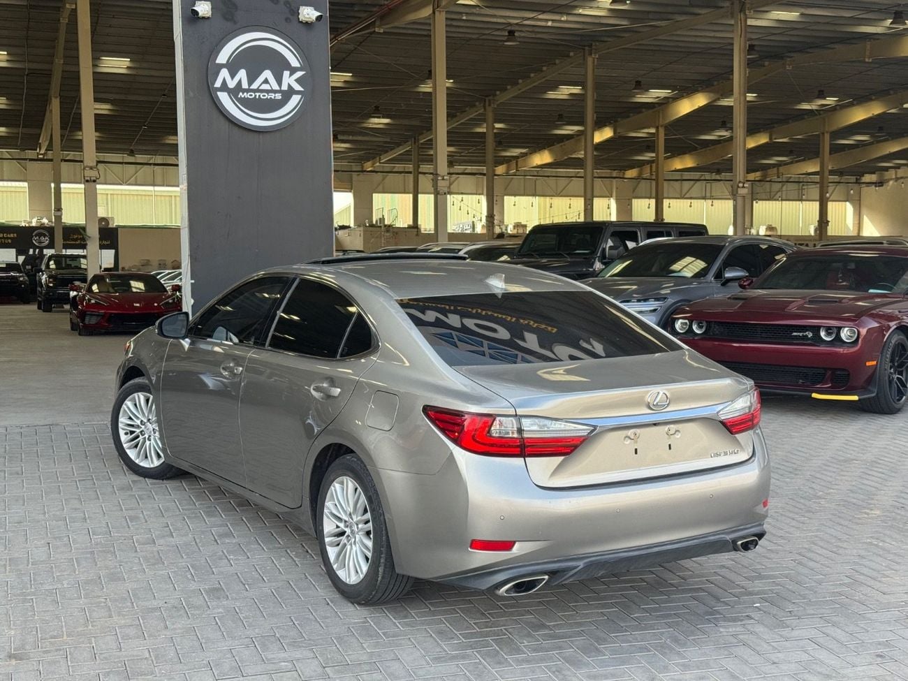 لكزس ES 350 3.5 V6 /PLATINUM COLOR / SCREEN /COOLING AND HEATING SEATS  / IN PERFECT CONDITION