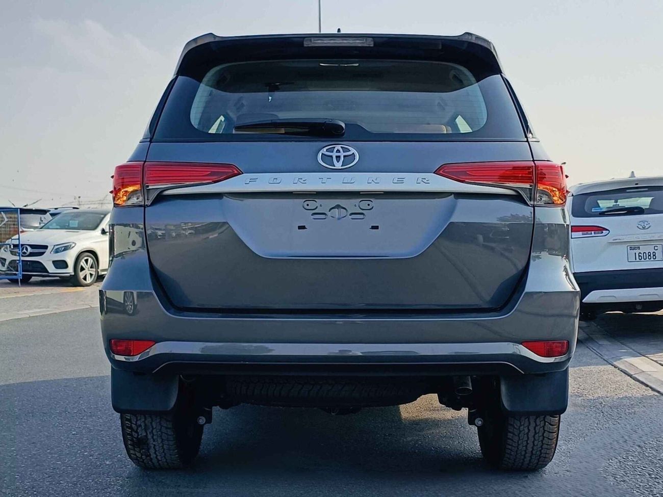 Toyota Fortuner DIESEL ,2.4L V4 / SC 8 AUDIO DISPLAY / MANUAL A.C / "17" STEEL WHEELS / 4X4 (CODE # FD24B)