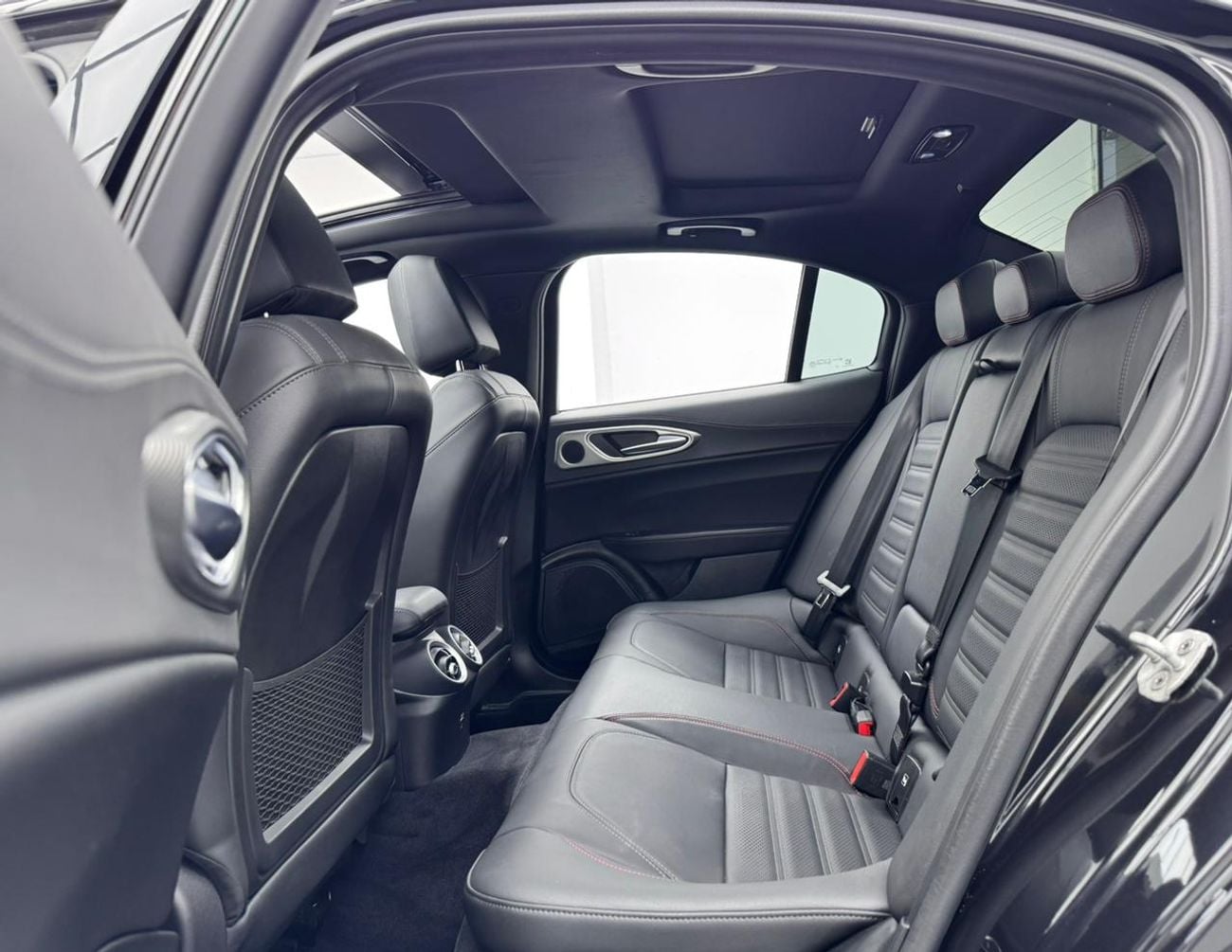 ألفا روميو جوليا 2024 Alfa Romeo Giulia Competizione Q2, 2030 Alfa Romeo Warranty + Service Pack, Very Low Km, GCC