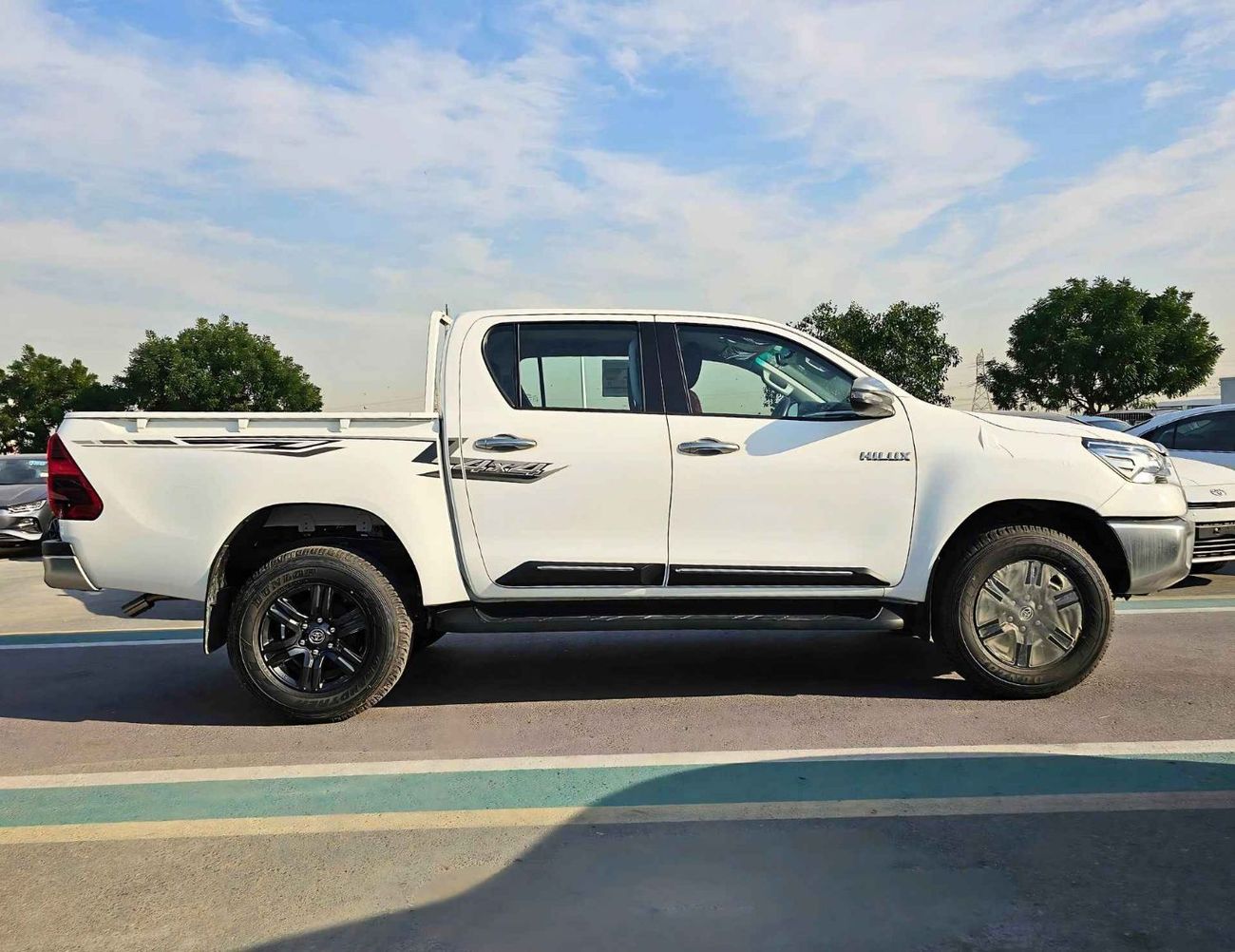 تويوتا هيلوكس SR5 / 2.7L PETROL /  DVD CAMERA / AUTO A/C / 4WD (CODE # 69030)