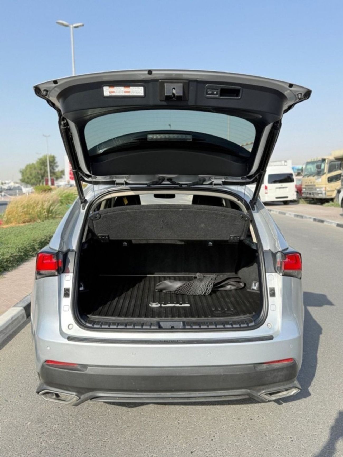 Lexus NX300 Premier 2.0L 4WD sunroof,leather seats