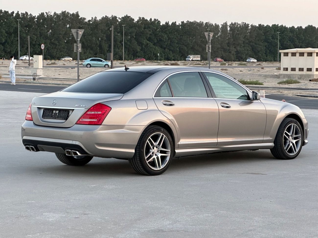 Mercedes-Benz S 350 GCC MODEL 2009 car perfect condition inside and outside full  option sun roof leather seats  screen 