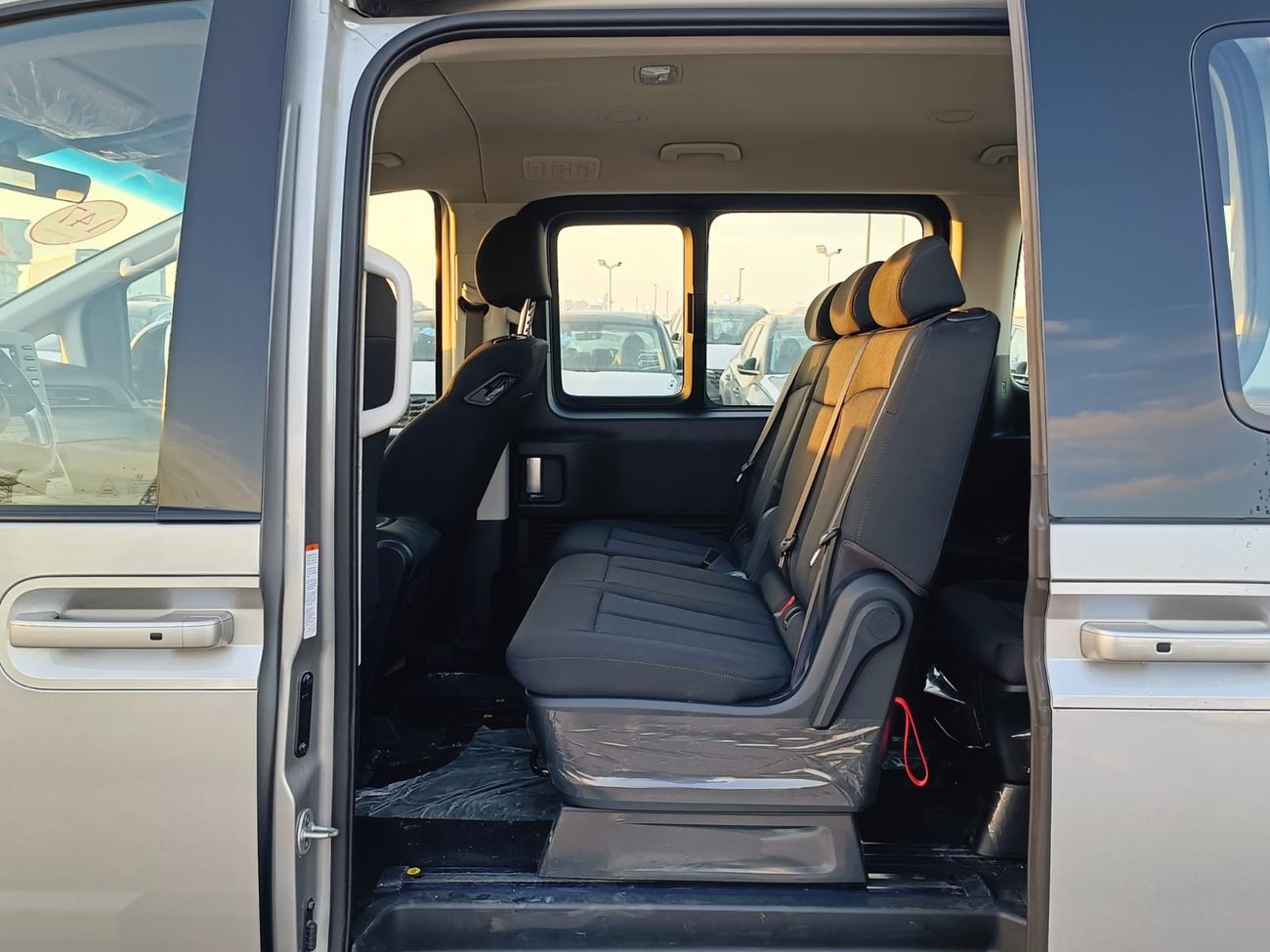 هيونداي ستاريا 3.5L V6 Petrol, M/T / Push Start, Rear Parking Sensor, 12 STR (CODE # HSU01)