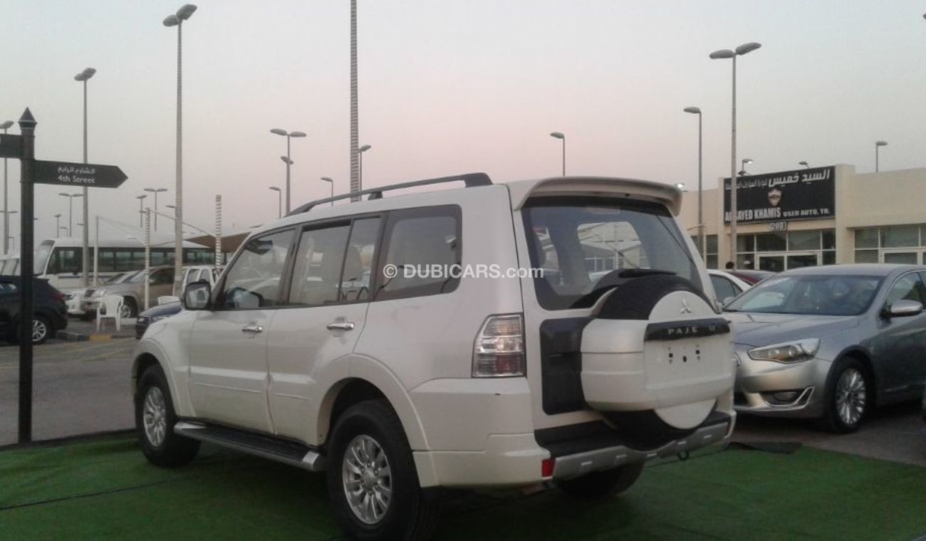 ميتسوبيشي باجيرو 2013 ابيض  خليجى بحالة ممتاذة ماشى قليل