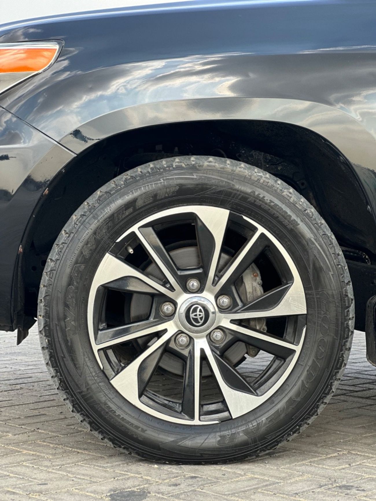 Toyota Land Cruiser GXR 4.0L (271 HP) 4WD MODEL 2015 GCC CAR PERFECT CONDITION INSIDE AND OUTSIDE FULL OPTION SUN ROOF