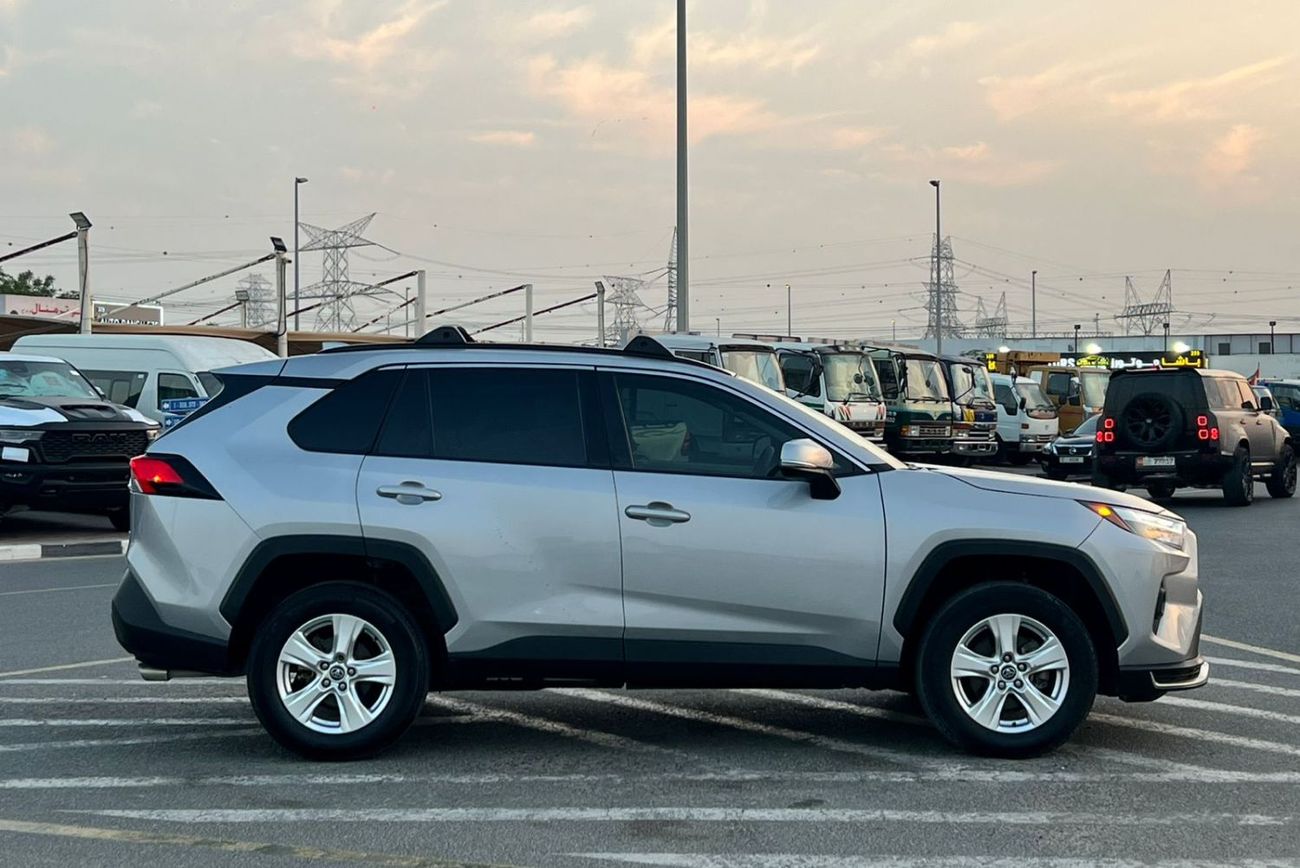 Toyota RAV4 2021 Toyota Rav4 XLE  - 2.5L V4 With Radar - Rear Camera - Leather Seats -