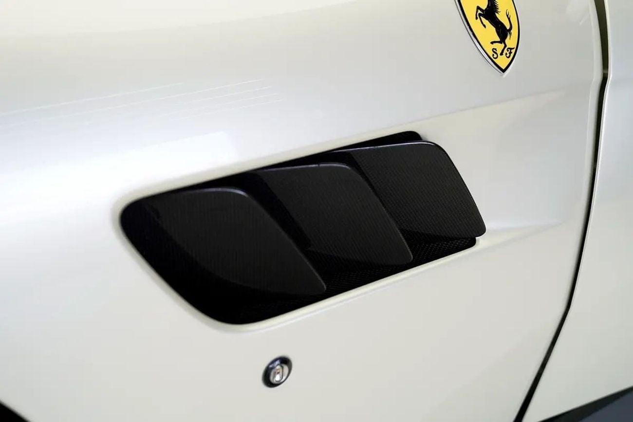 فيراري جي تي سي 4  لوسو LUSSO
