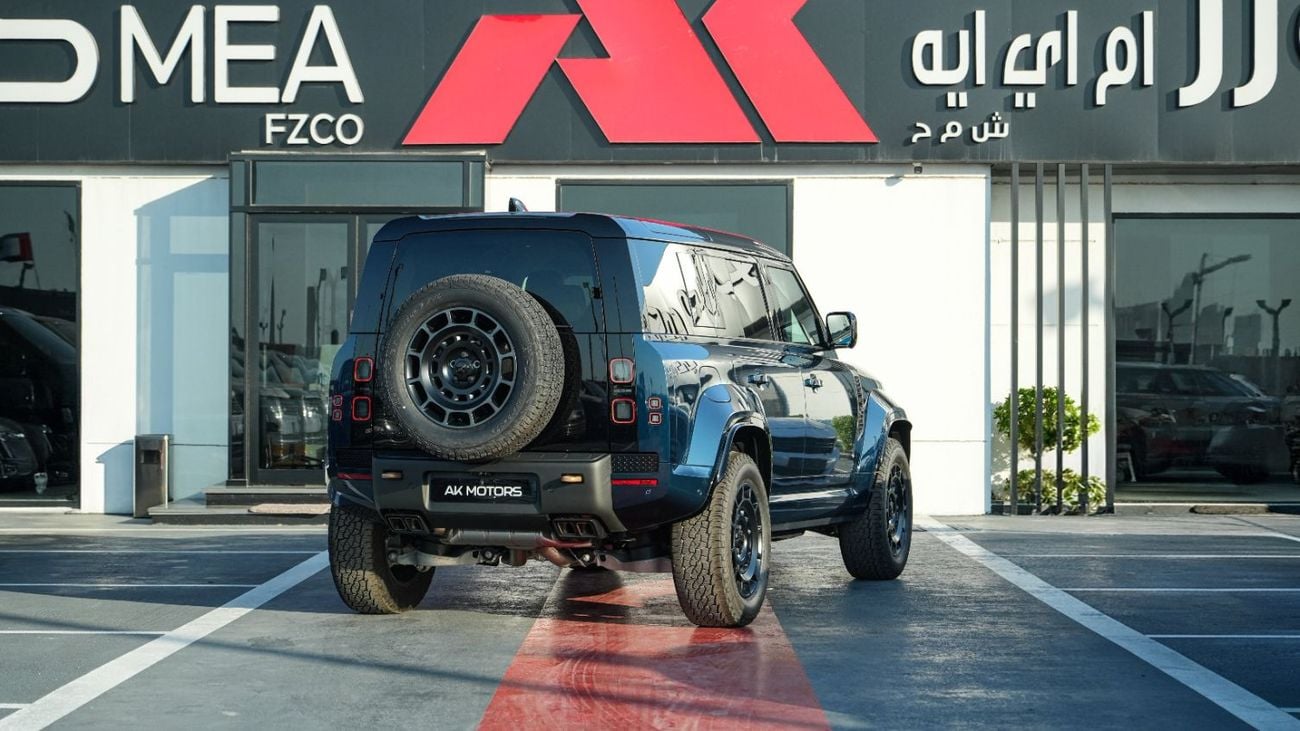 لاند روفر ديفندر OCTA V8 Sargasso Blue 2026MY Export Only