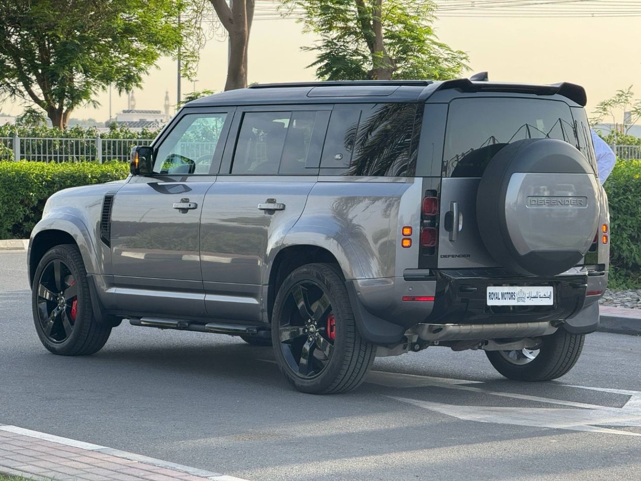 لاند روفر ديفندر 110 HSE P400 3.0L GERMAN SPEC NEAT AND CLEAN LESS KILOMETER