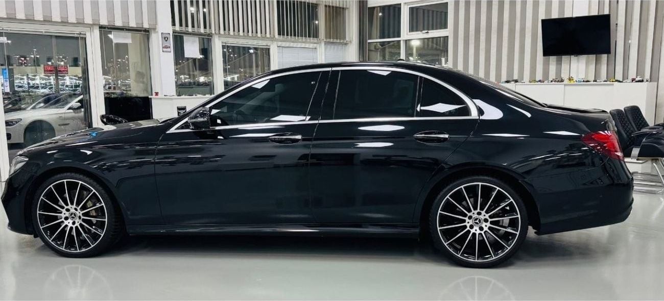 Mercedes-Benz E300 Premium GCC .. FSH .. Warranty .. Perfect Condition .. Panoramic