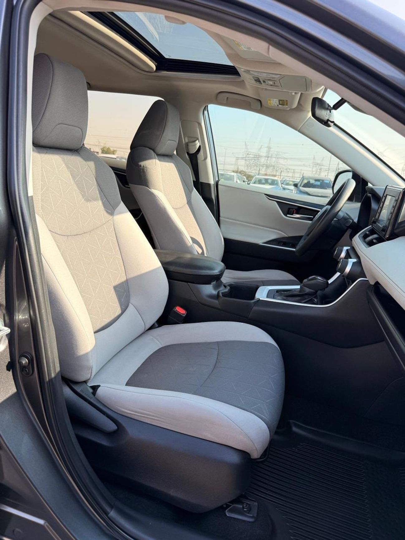 تويوتا راف ٤ XLE Full Option 2022 with sunroof, push start