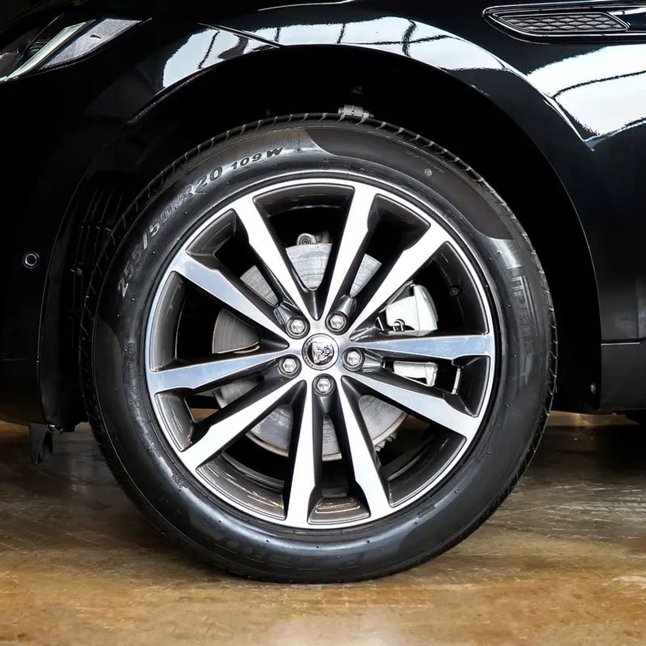 Jaguar F-PACE R-DYNAMIC SE P250 3,449 P.M • 0% Downpayment • R-Dynamic SE • Agency Warranty and Service Package
