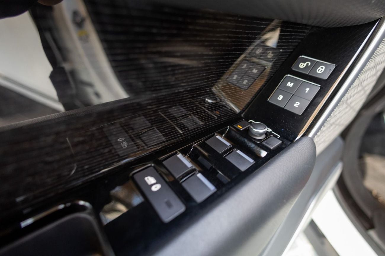 Land Rover Range Rover Velar P250 R-Dynamic SE 2.0L Range Rover Velar R-Dynamic SE 2019 GCC | Warranty