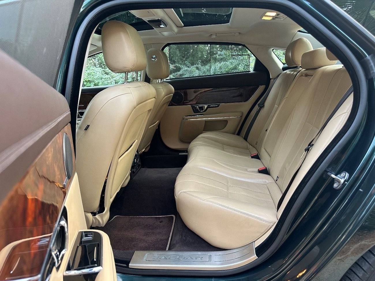 جاكوار XJL 3.0L V6 340 HP | 2014 | GCC Specs | Long Wheelbase Luxury Sedan | 125000 KM | Excellent Condition