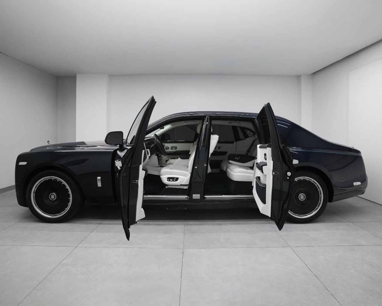 رولز رويس فانتوم 2025| Certified Pre-Owned | Warranty & Service