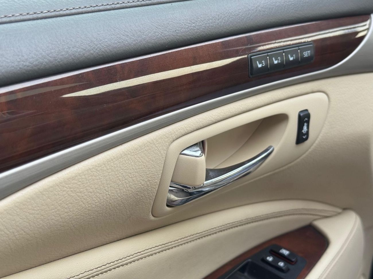 لكزس LS 460 كبيرة / محرك V8 سعة 4.6 لتر / مصابيح زينون ثلاثية / مقاعد تبريد وتدفئة / أبواب ناعمة الإغلاق / بحالة