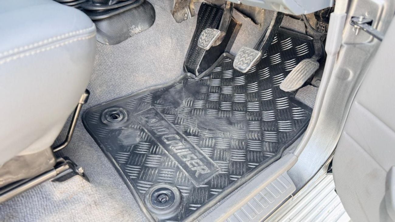 تويوتا لاند كروزر بيك آب -