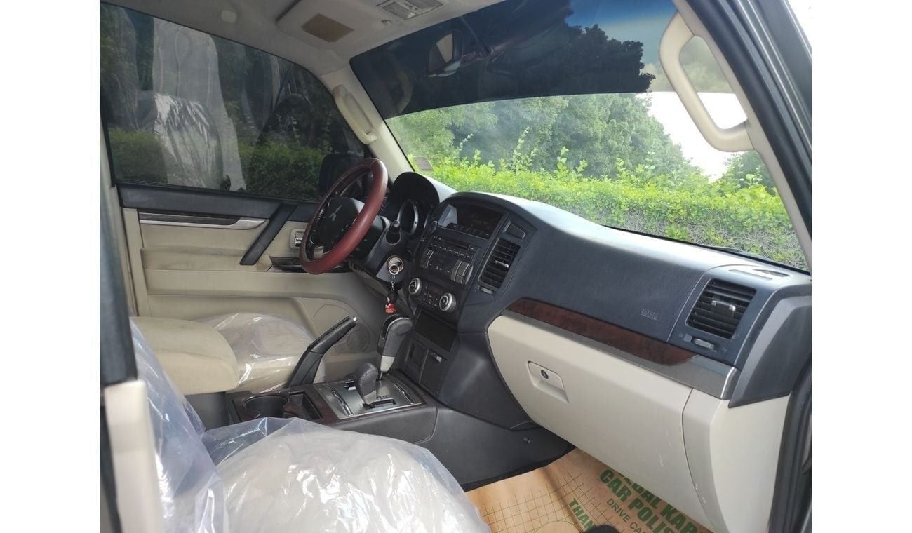 Mitsubishi Pajero GLS 3.5L (186 HP) (7 Seater) Mitsubishi pajero 2013  full automatic