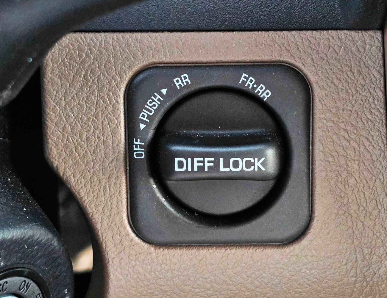 تويوتا لاند كروزر بيك آب LC79 / SINGLE CABIN / 2.8L V4 DIESEL M/T / SNORKEL / DIFF LOCK / 4WD (CODE # STD-E1)