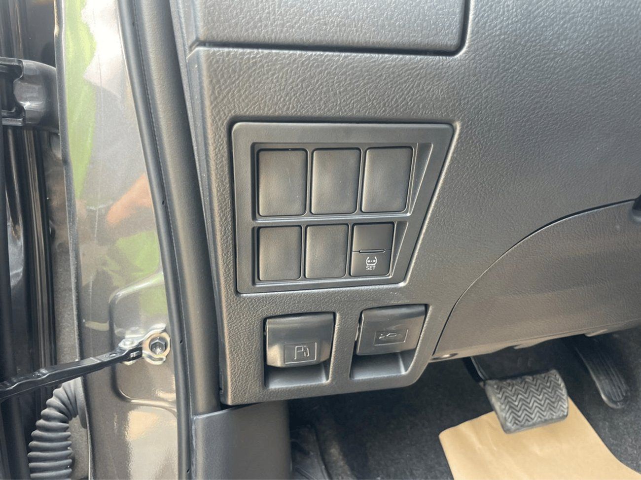 تويوتا هيلوكس GLX 2.4L ECTJRD002 - 2026 Toyota Hilux Double Cab Pick Up Full Options - 2.4L Diesel Auto - Push Start -