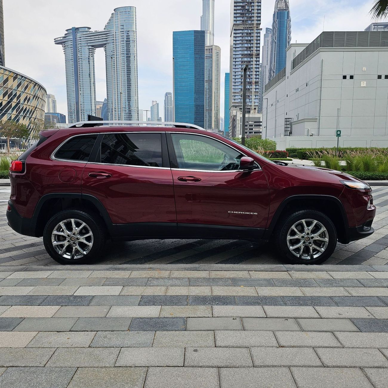 جيب شيروكي Longitude 2.4L URGENT PRICE