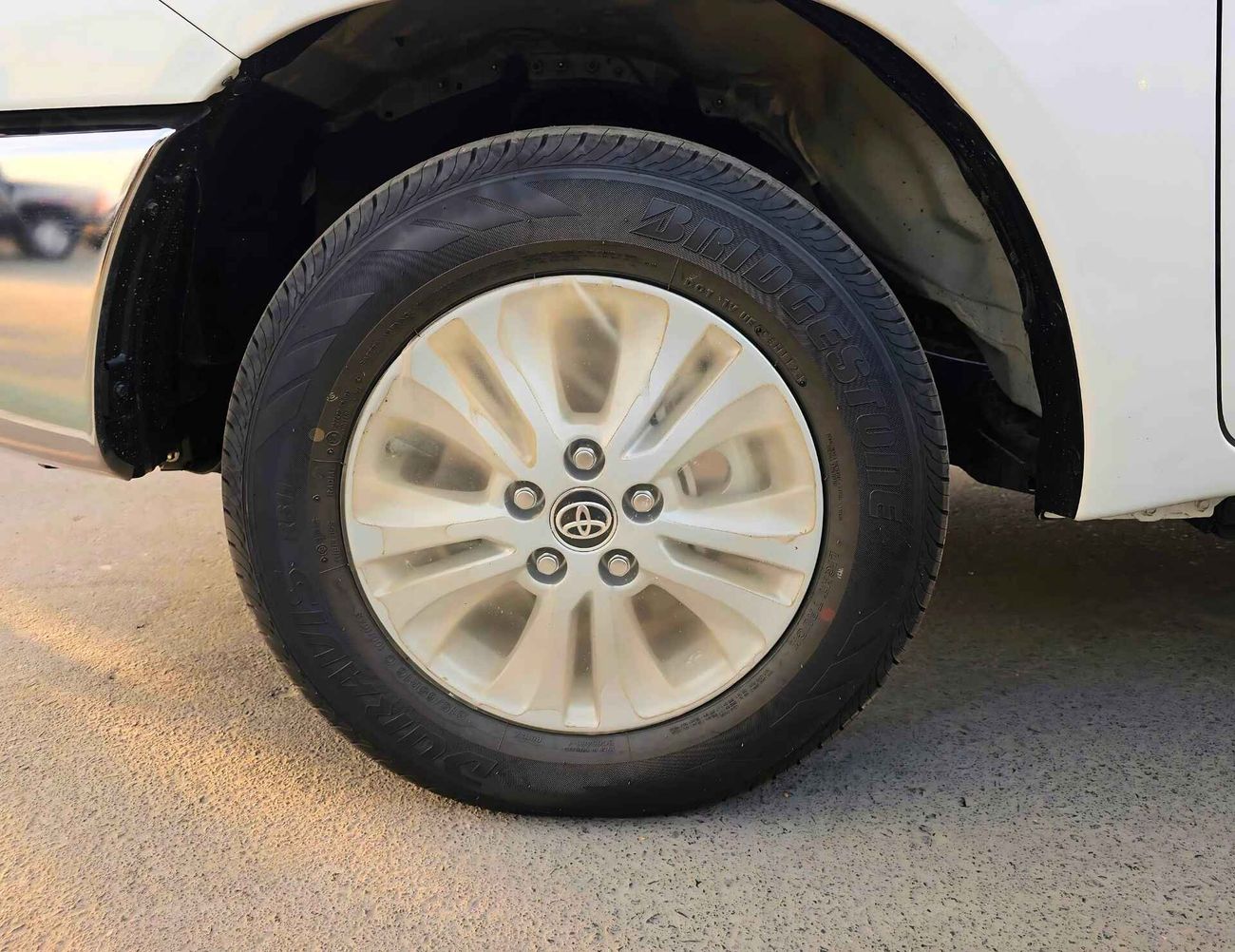 Toyota Hilux SR5 / NARROW BODY / M/T / 2.7L V4 PETROL / PUSH START / FULL OPTION (CODE # 69005)