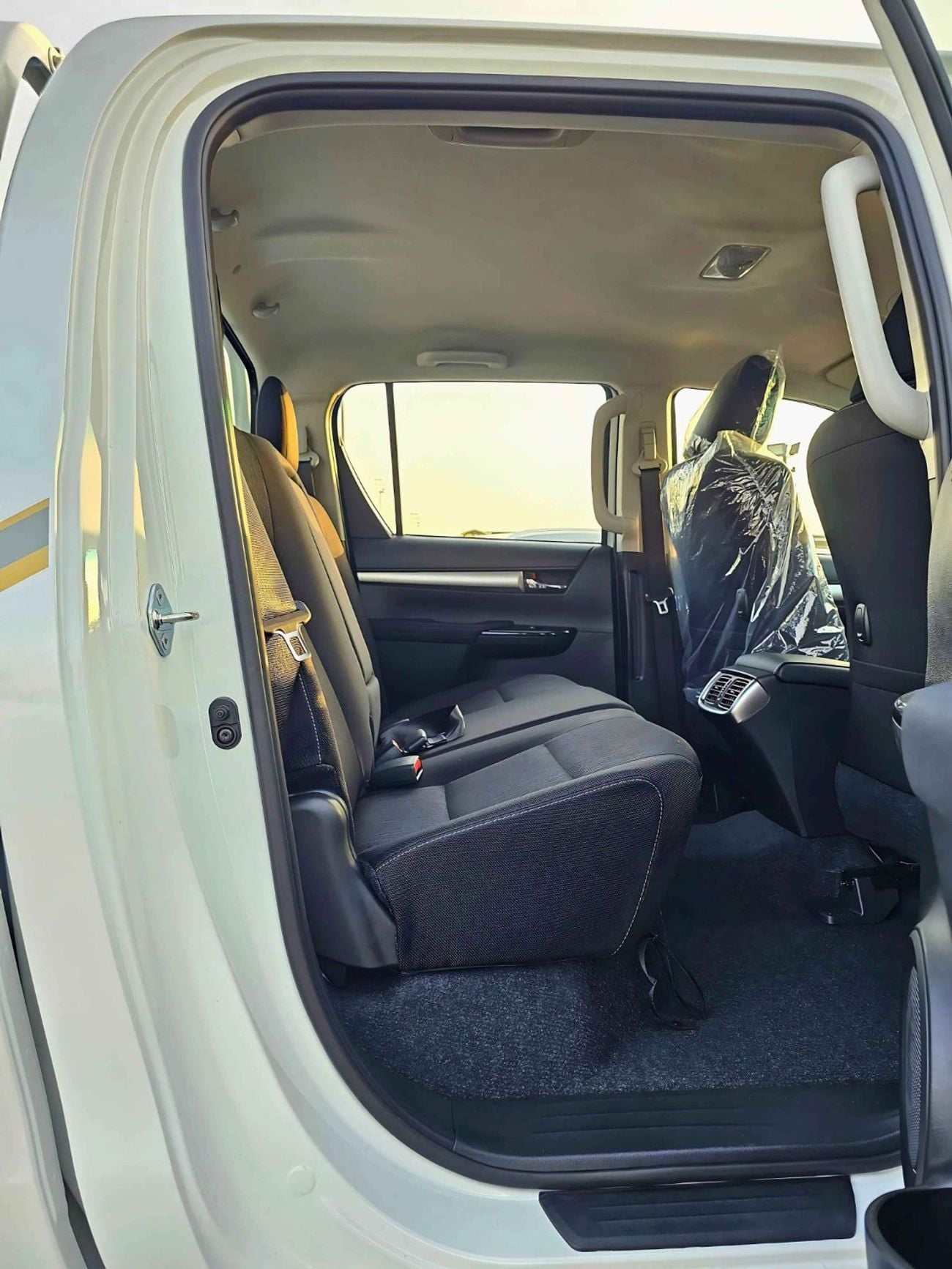 تويوتا هيلوكس SR5 WIDE BODY WITH HUK / 2.4L DIESEL A/T / REAR CAMERA / 4WD (CODE # SR5)