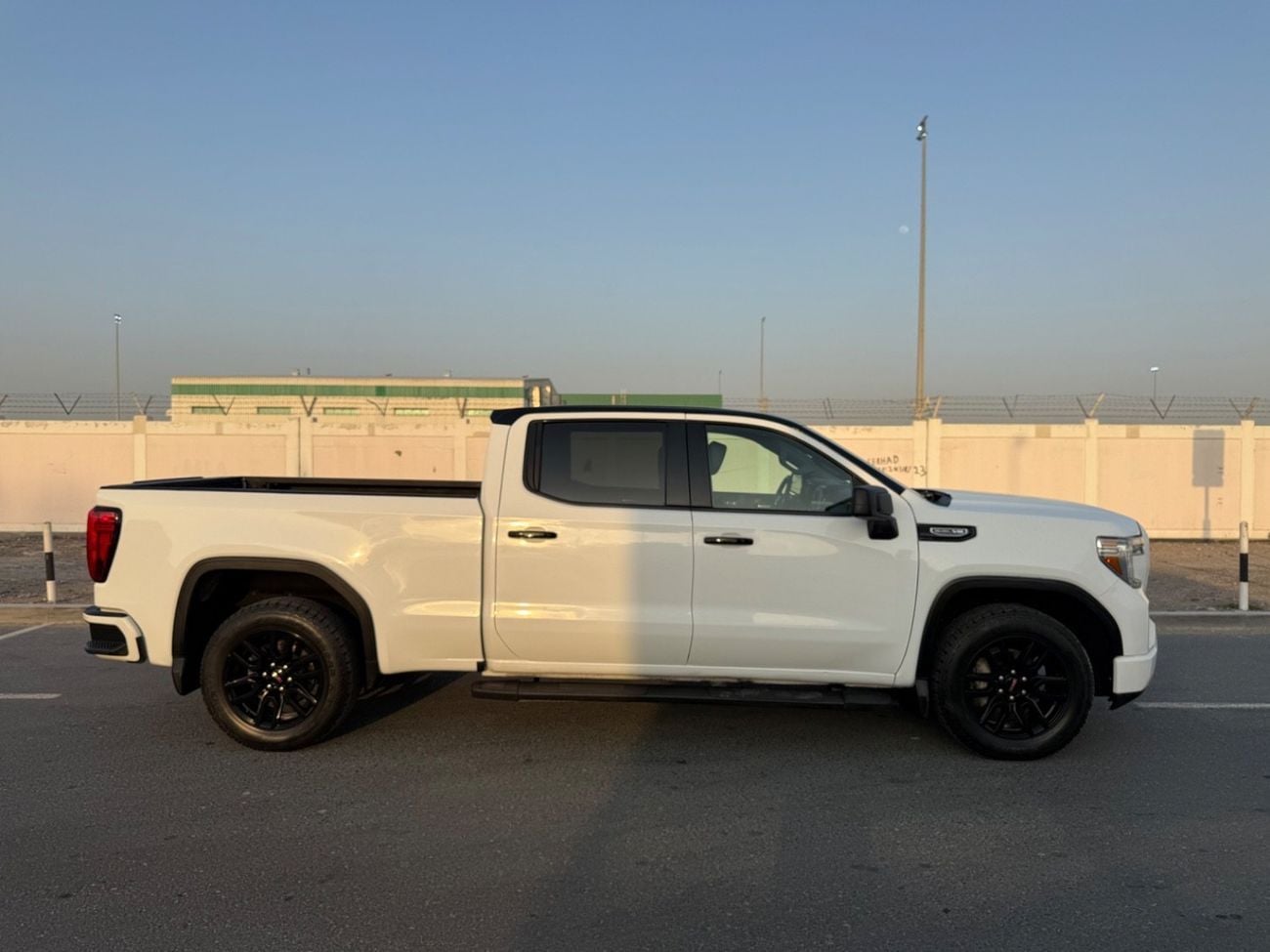 جي أم سي سييرا 1500 CREWCAB ELEVATION 5.3L V8 AT4 Crew Cab (AWD)