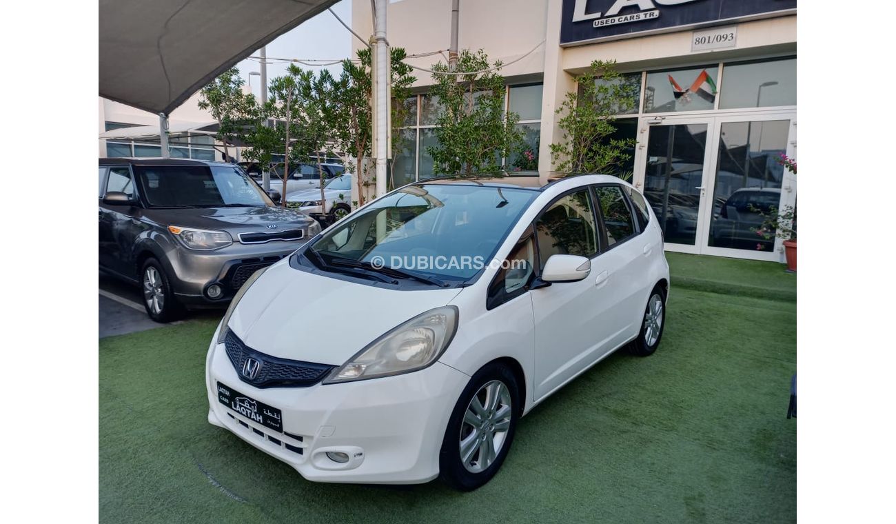 هوندا جاز هاتشباك خليجى موديل 2014  بانوراما مثبت سرعة تحكم رنجات حساسات راديو FM بحالة ممتازة