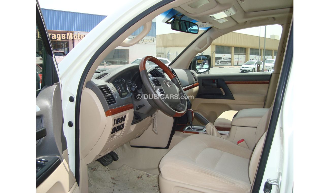 Toyota Land Cruiser GXR V8