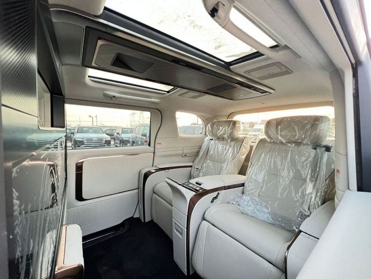 لكزس LM 350h VIP 4 Seater With TV