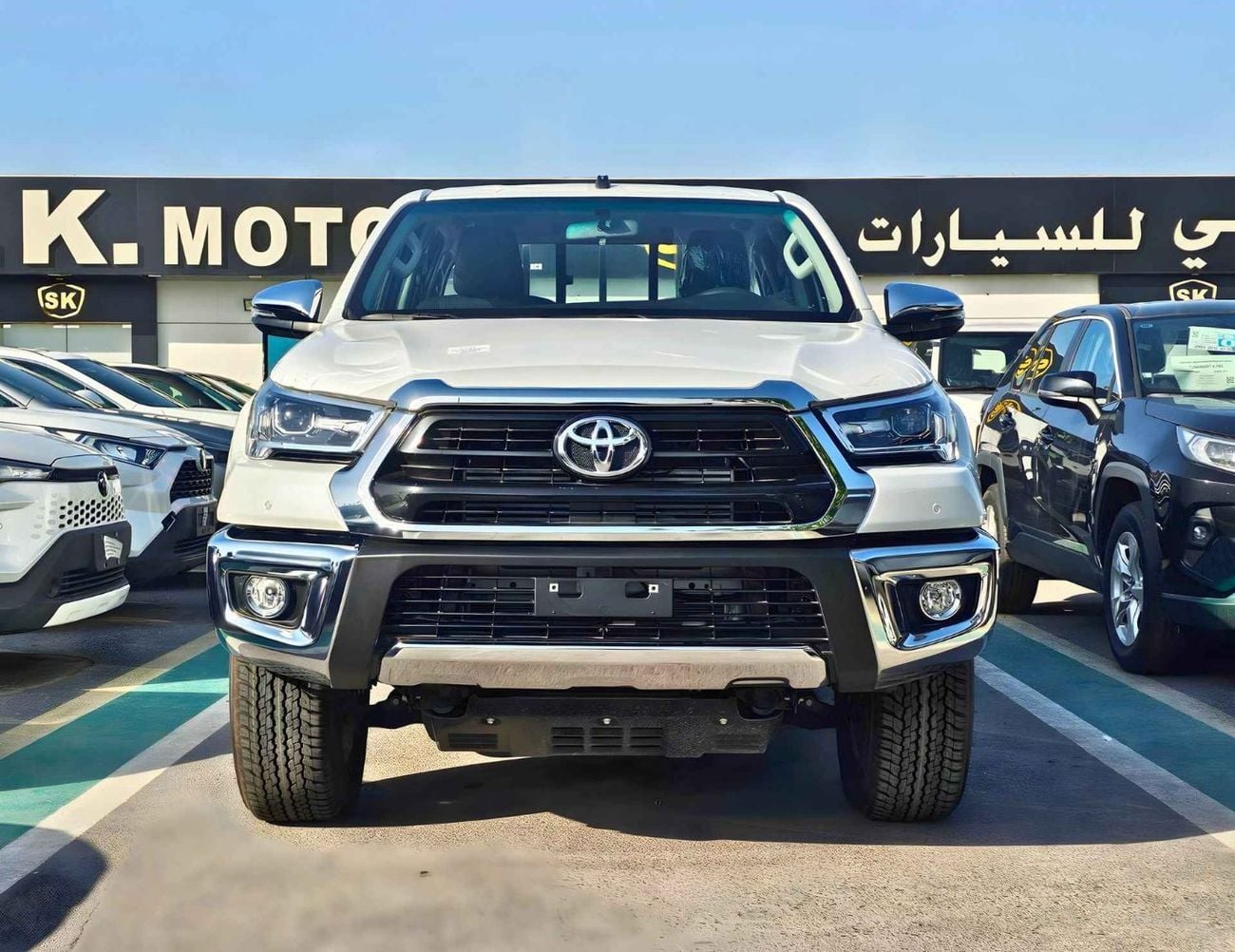 تويوتا هيلوكس SR5 / 2.4L DIESEL A/T / BLIND SPOT / DIFF LOCK / FR&RR CHROME BUMPERS / (CODE # HDFAA)
