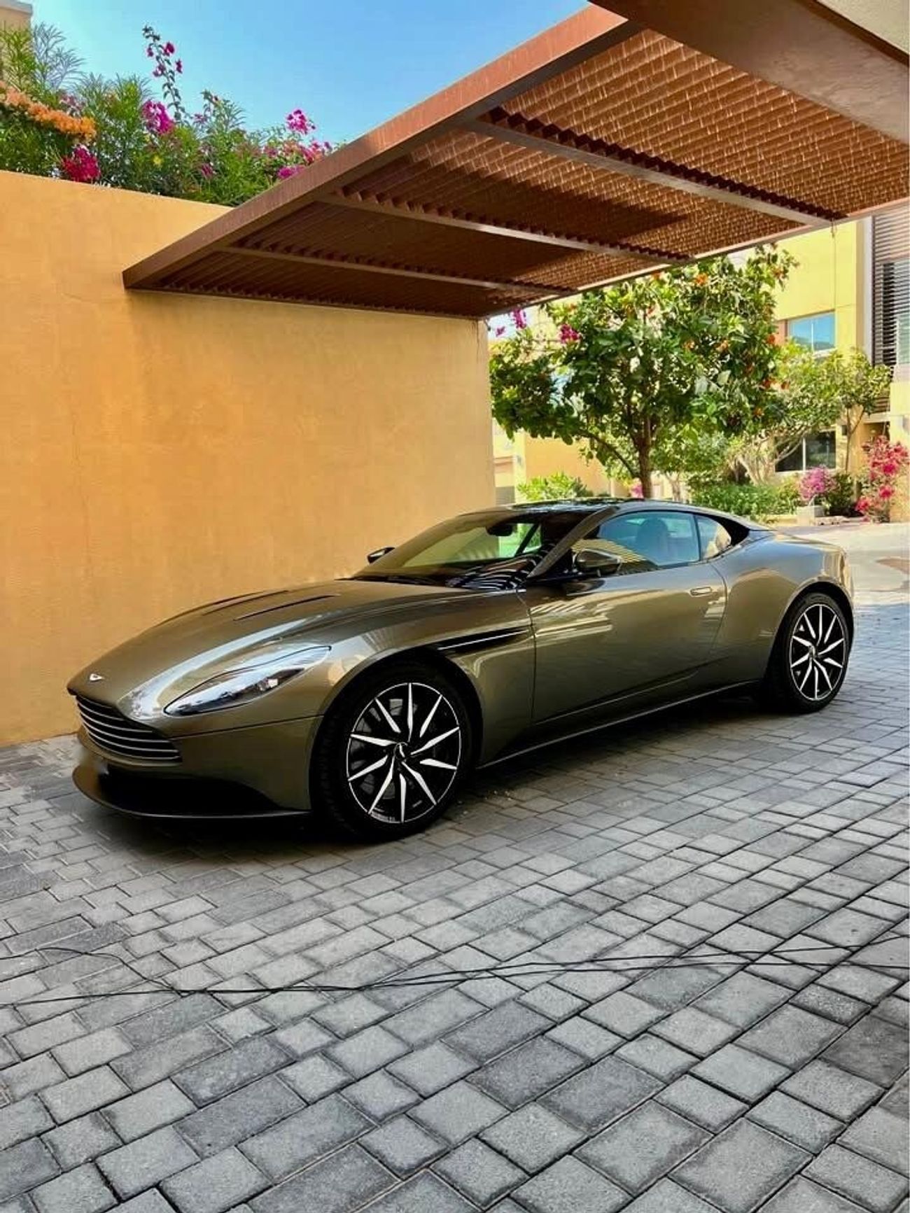 أستون مارتن DB11