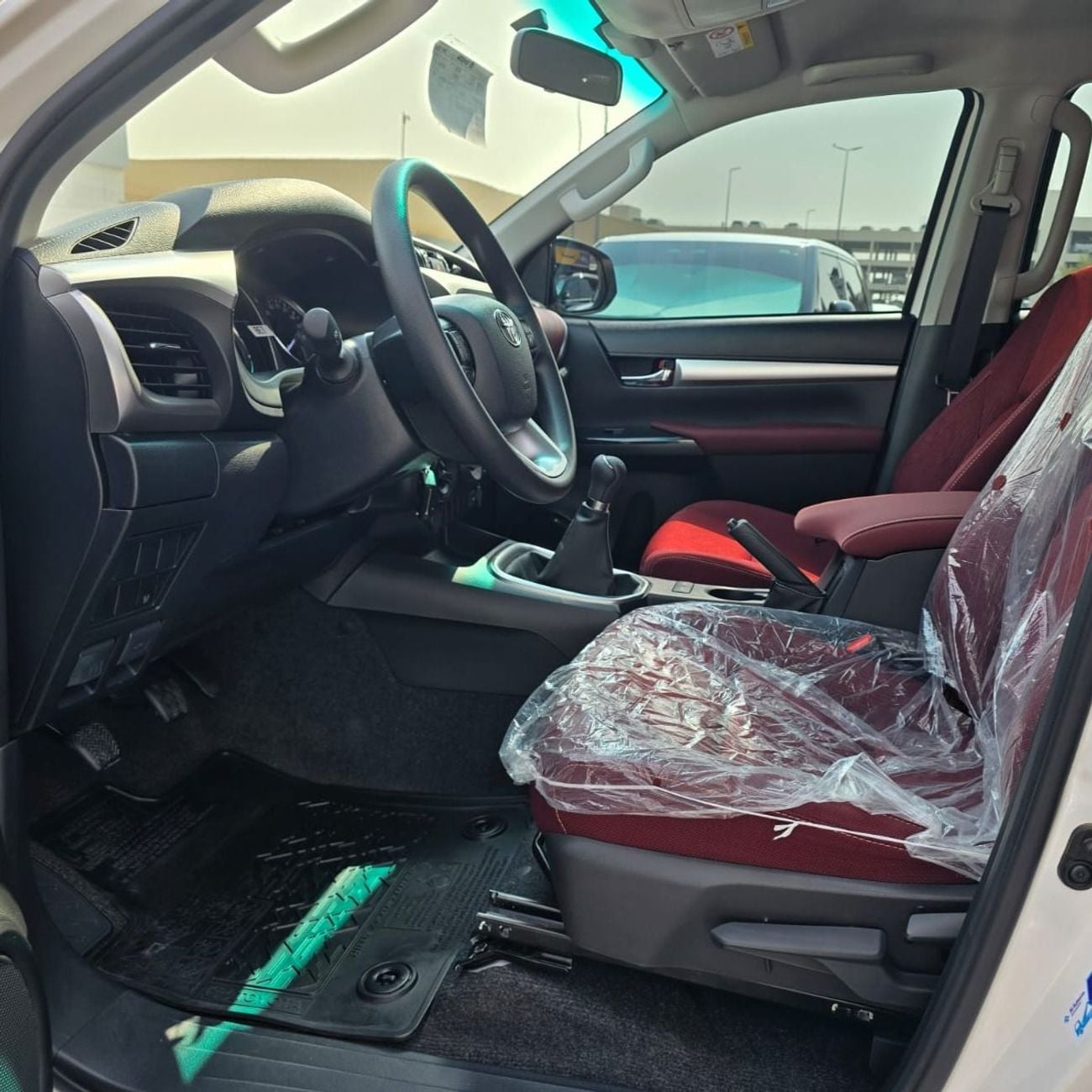Toyota Hilux SR5 2.7 PETROL MANUAL DOUBLE CABIN