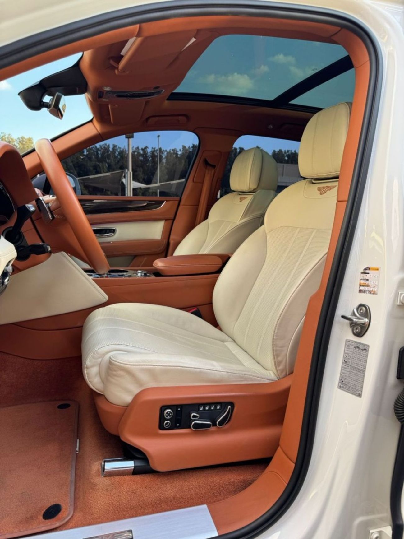 Bentley Bentayga BENTLEY BENTAYGA V8 GCC FULL OPTION ORIGINAL PAINT PERFECT CONDITION