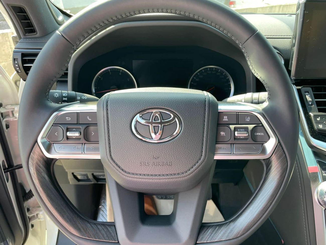 Toyota Land Cruiser Toy. L/C300 ZX 3.3L DSL A/T Floor 23YM -7 SEATERS - EURO - WHT_RED (EXPORT OFFER)