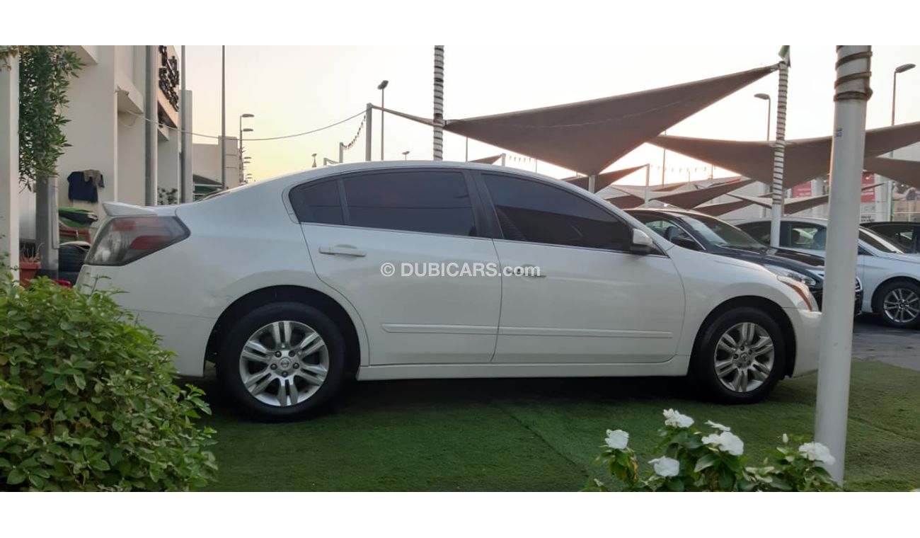 Nissan Altima Without accidents No.2, white color inside beige, fingerprint, cruise control, rear wing control, se