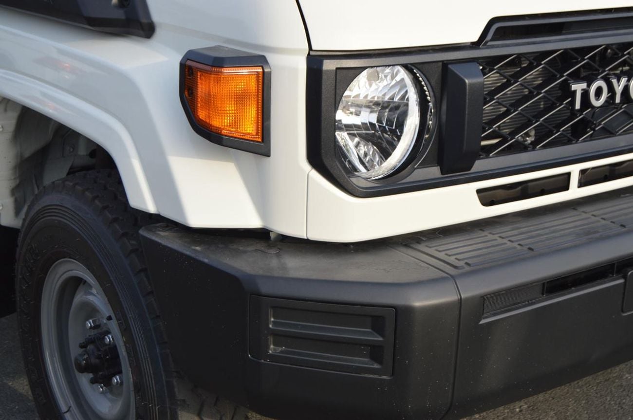تويوتا لاند كروزر بيك آب 79 SC 4.2 MT Diesel V6 2026