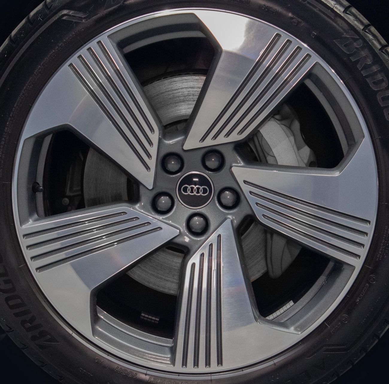 أودي إي ترون سبورتباك 50 Quattro S-Line