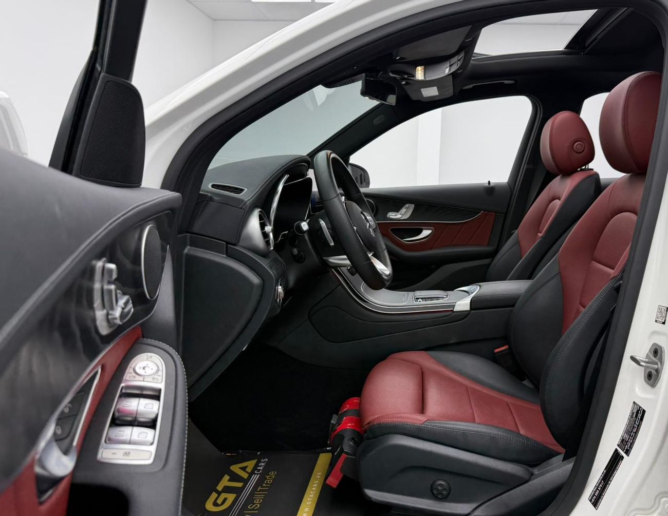 مرسيدس بنز GLC 300 2021 Mercedes Benz GLC300 4MATIC, Warranty, Full Service History, Very Low Km, Fully Loaded, GCC