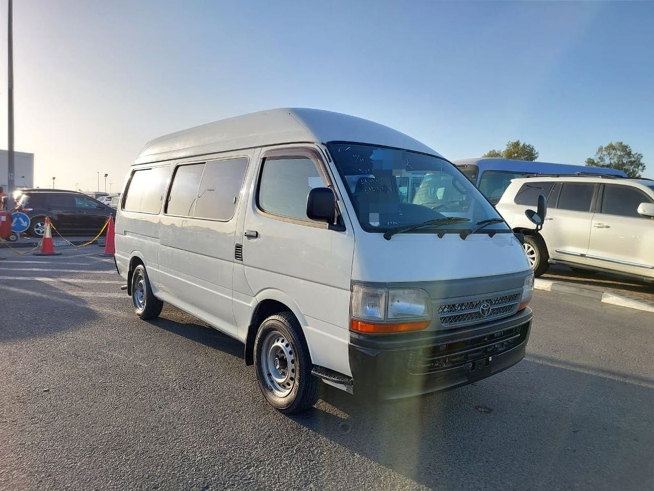 Toyota Hiace TOYOTA HIACE COMMUTER VAN RHD 2002 MODEL 3.0 L DIESEL AUTOMATIC(PM12553)